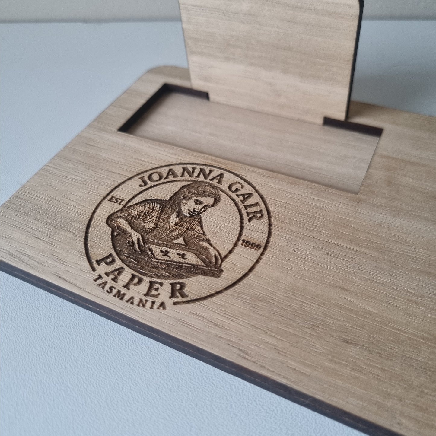 Tyro reader and business card holder - engraved logo